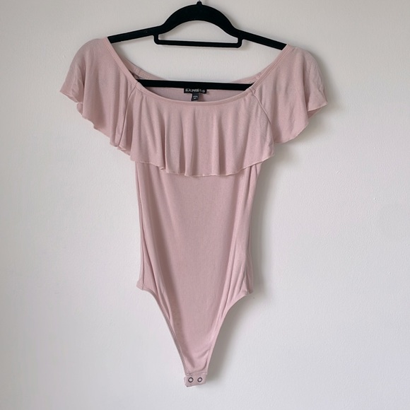 Express Off the Shoulder Ribbed Bodysuit in Light Pink/Mauve - Size: S - Picture 2 of 4